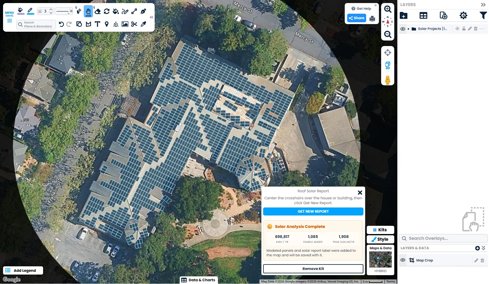 Nærbillede af de 1.085 modellerede solpaneler lagt ud over alle bibliotekets tagflader, inden for den cirkulære kortudskæring, med værktøjspanelet, der viser 698.817 kWh om året
