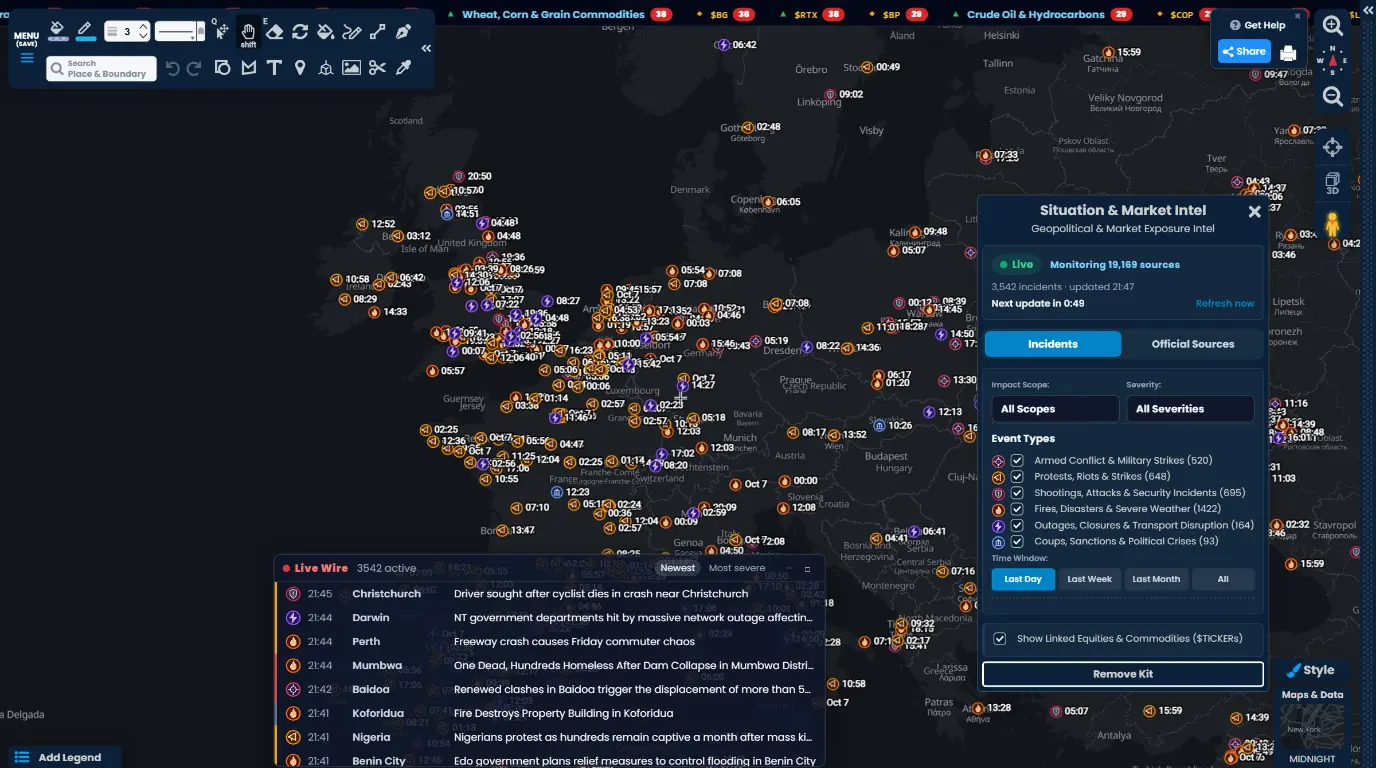 Et kort over Europa på en mørk baggrund med live hændelsesmarkører efter type, Live Wire-listen over de seneste hændelser, Situation & Market Intel-panelet med dets filtre og en ticker med berørte aktier og råvarer i toppen