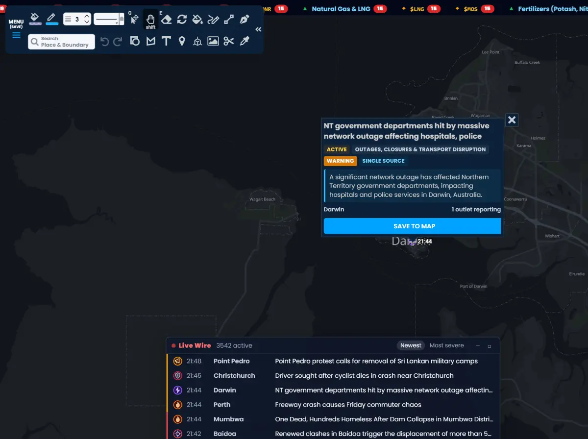 En Situation Intel-hændelsesrapport om et netværksnedbrud, der påvirker hospitaler og politi i Darwin, Australien, som viser dets status, type, alvorlighed, et kort resumé, antallet af medier og en Save to map-knap